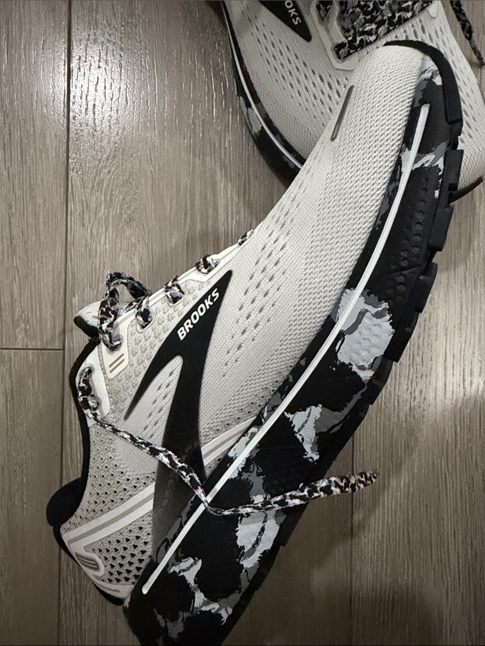 NWOT never worn! Brooks women’s White and Black Ghost 14 Running Shoes - Picture 3 of 5